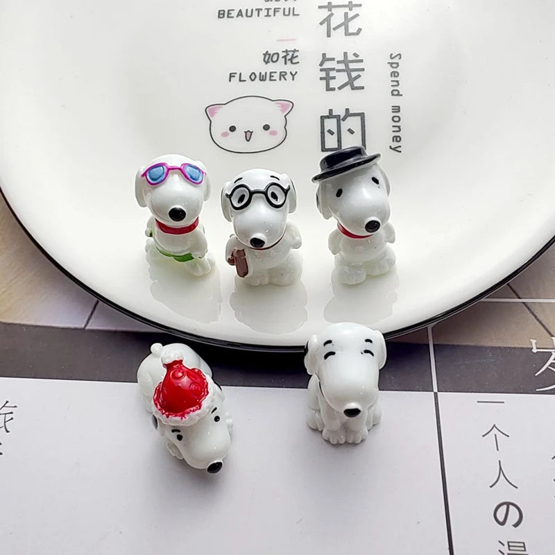 Mini Snoopy Resin Figurines – Cute Cartoon Miniature Craft Embellishments for DIY Crafts, Scrapbooking, Phone Cases & Dollhouse Décor (1 Set / 2 Sets / 5 Sets)